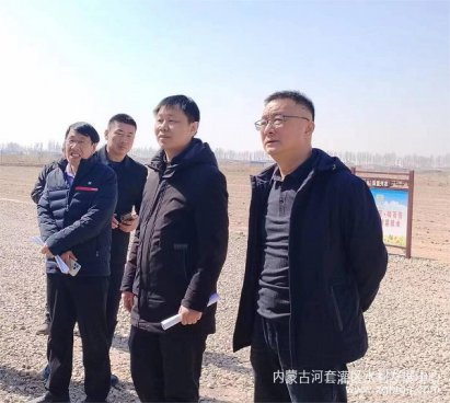 中国农业大学、内蒙古水科院调研组一行深入永济灌域对科研课题进行项目选址